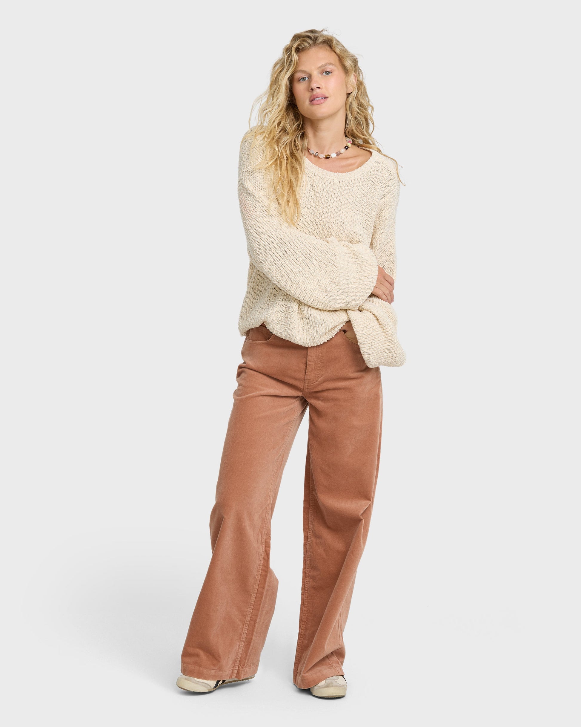 OPEN-AIR-SWEATER-WHITE-CAP-3