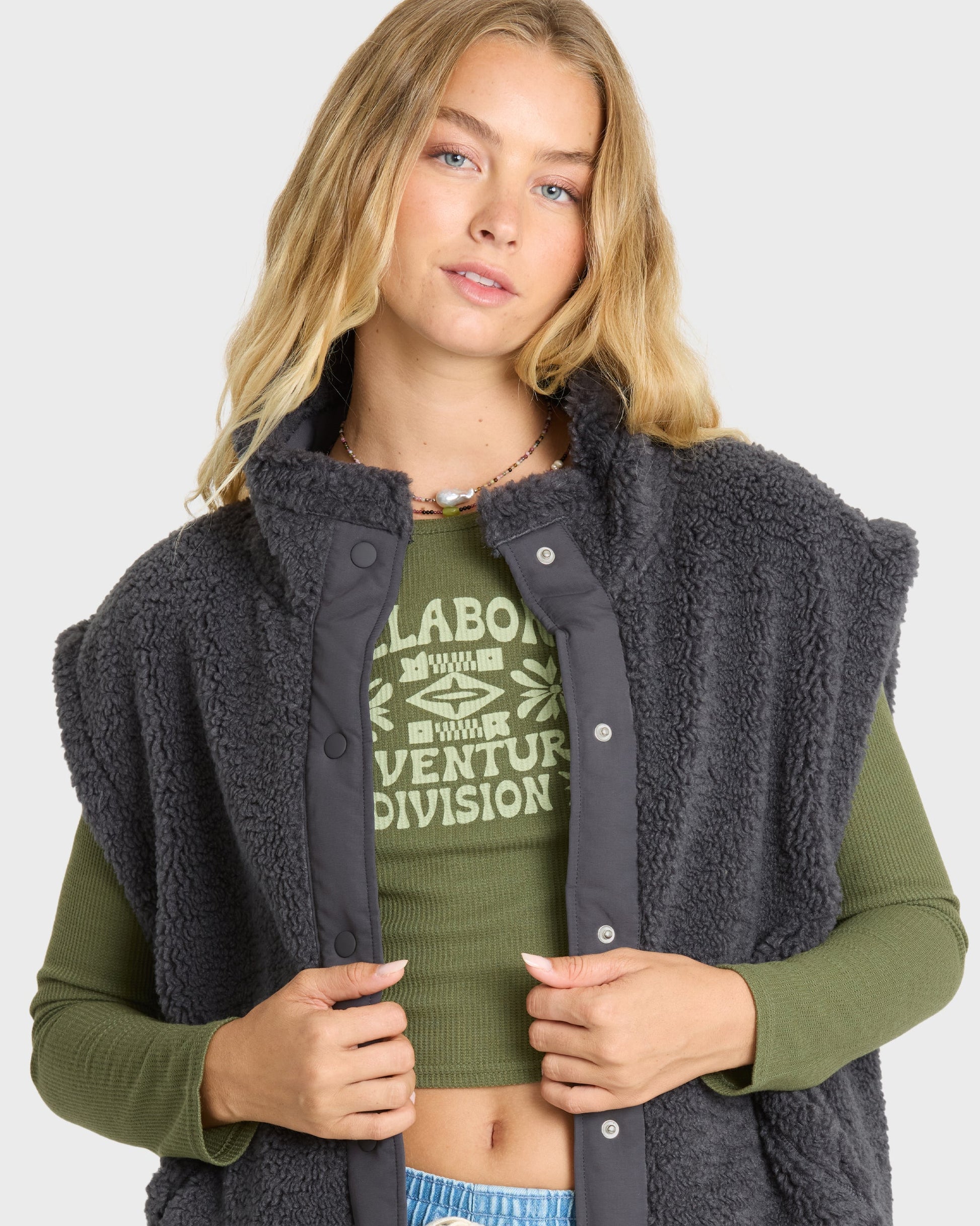 WAVER-SHERPA-VEST-BLACK-SANDS-5
