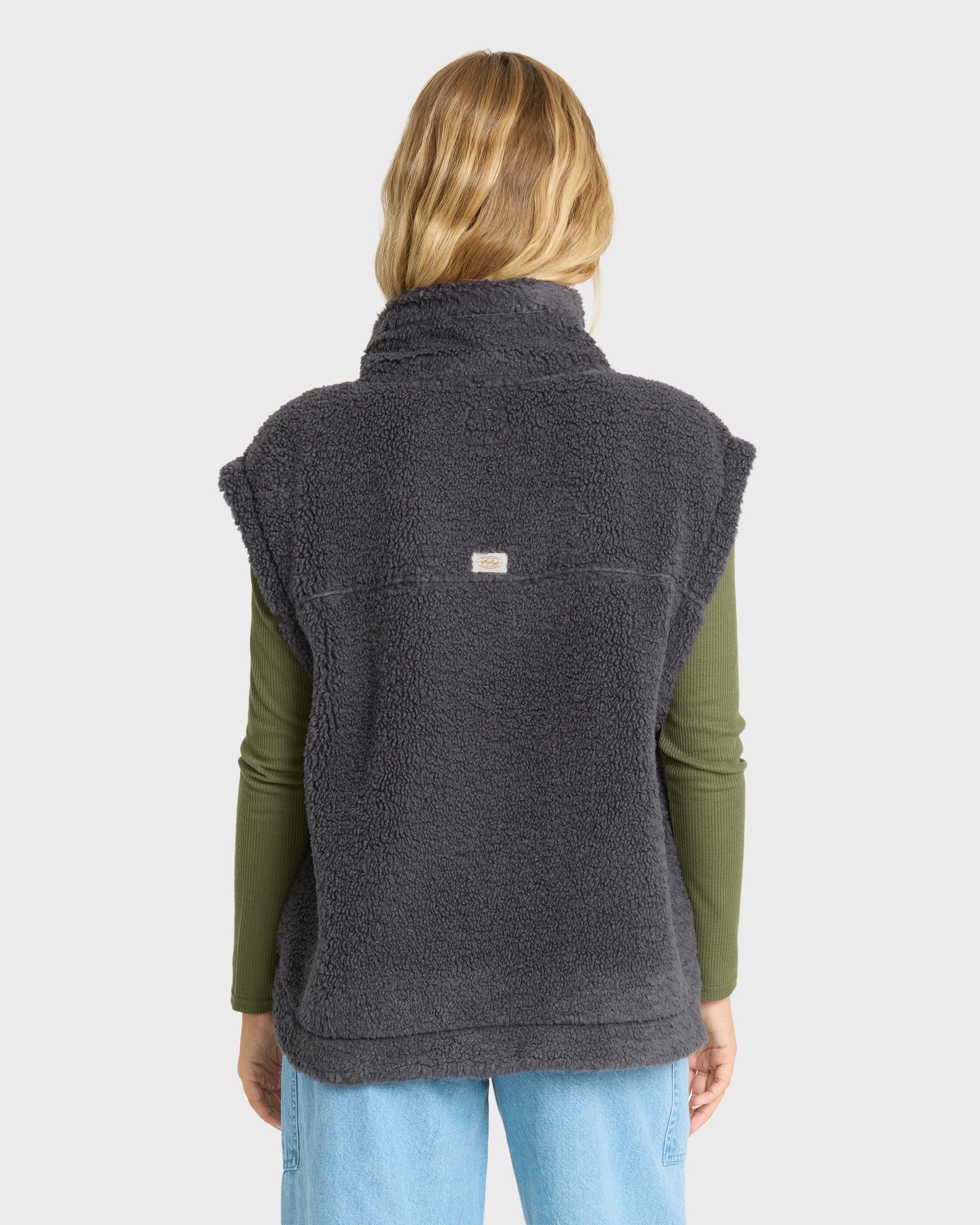 WAVER-SHERPA-VEST-BLACK-SANDS-2