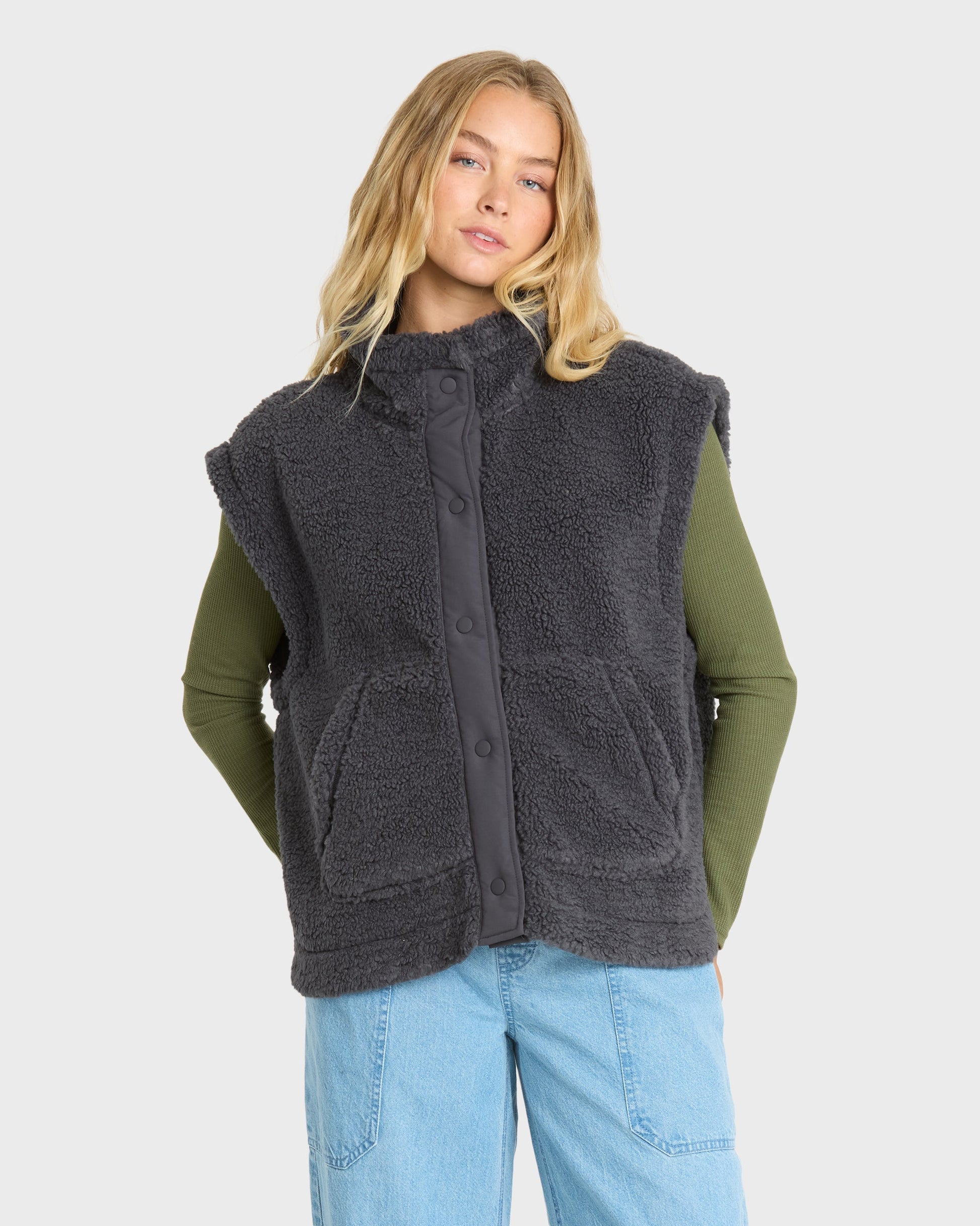 WAVER-SHERPA-VEST-BLACK-SANDS-1